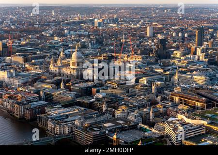 A View of the River Thames and St Paul's Cathedral at Sunset, London, Großbritannien. Stockfoto