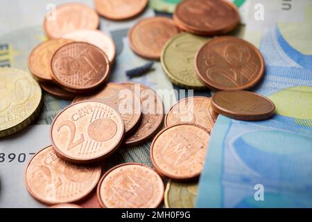 Euro-Scheine und -Münzen, die sich auf einem Tisch stapeln. Stockfoto