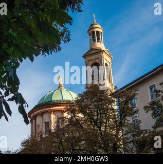 Kuppel und Glockenturm der Kirche der unbefleckten Jungfrau Maria, Bergamo, Italien Stockfoto