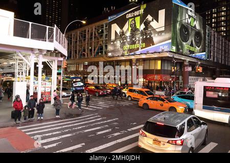 Kreuzung New York Manhattan Night Street. Taxis sind an der 8th Avenue und 42nd Street gesperrt und Fußgänger an der Kreuzung. Werbeplakate Stockfoto