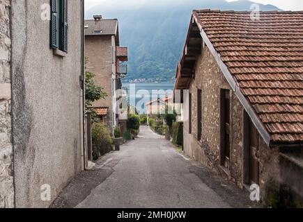 Enge, steile Straße in Ossuccio, Сomo-See, Tremezzina, Italien Stockfoto