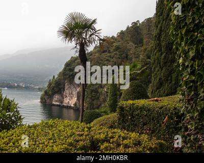 Wunderschöne Aussicht, grüne Rasenflächen, Bäume, Büsche und Skulpturen der Villa Balbianello, Lenno, des Сomo-Sees, Tremezzina, Italien Stockfoto