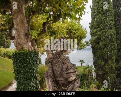 Wunderschöne Aussicht, grüne Rasenflächen, Bäume, Büsche und Skulpturen der Villa Balbianello, Lenno, des Сomo-Sees, Tremezzina, Italien Stockfoto