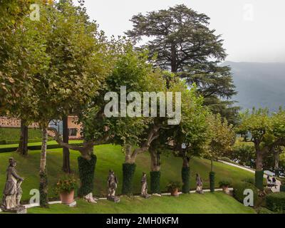 Wunderschöne Aussicht, grüne Rasenflächen, Bäume, Büsche und Skulpturen der Villa Balbianello, Lenno, des Сomo-Sees, Tremezzina, Italien Stockfoto