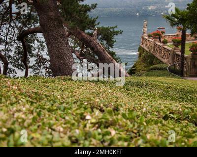 Wunderschöne Aussicht, grüne Rasenflächen, Bäume, Büsche und Skulpturen der Villa Balbianello, Lenno, des Сomo-Sees, Tremezzina, Italien Stockfoto