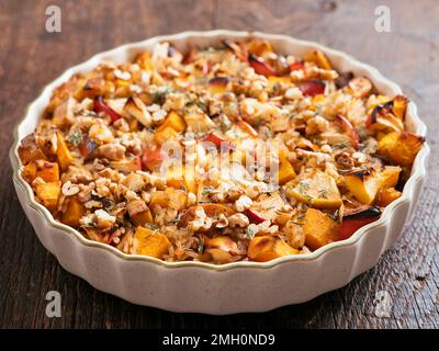 Winterkürbis, Apfelreiskuchen mit Smokey Tofu Stockfoto