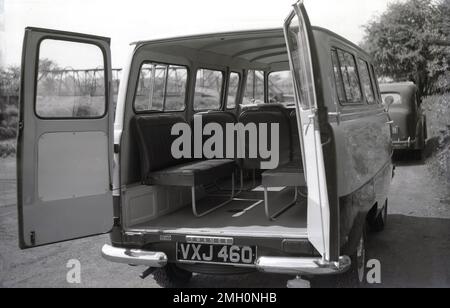 1957, historisch, Rückansicht eines Ford Thames 400E (15 cwt ) Minibus oder Kleintransporters, England, Großbritannien. Der 400E war ein leichtes Nutzfahrzeug, das von 1957 bis 1965 von Ford UK in Dagenham, Großbritannien, hergestellt wurde. Die Abbildung zeigt die offenen Hintertüren und die grundlegenden Sitze im Lieferwagen. Stockfoto