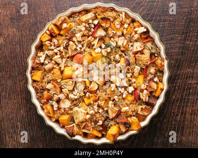 Winterkürbis, Apfelreiskuchen mit Smokey Tofu Stockfoto