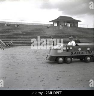 1950, historisch, die Sandbahn am Strand im Badeort Bridlington, East Yorkshire, England, Großbritannien. Auf dem Bild sind die großen Betontreppen zu sehen, die zu Sand hinunter gehen. Stockfoto