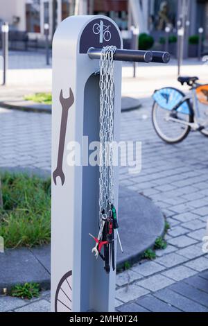 Service und Werkzeuge für Fahrradreparaturstationen Stockfoto