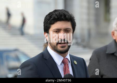 Washington DC, USA. 26. Januar 2023. Der Kongressabgeordnete Gregorio Casar (D-TX) spricht heute auf einer Pressekonferenz am 26. Januar 2022 im Senat Swamp/Capitol Hill in Washington DC, USA, über Title 42 und Border Policies. (Foto: Lenin Nolly/Sipa USA) Guthaben: SIPA USA/Alamy Live News Stockfoto