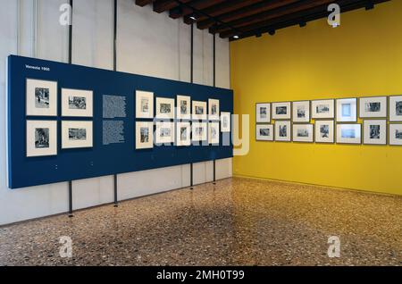 Venedig, Italien. 26. Januar 2023. Das Palazzo Grimani Museum präsentiert die Ausstellung Inge Morath. Fotografie ab Venedig, kuratiert von Kurt Kaindle und Brigitte Blüml, mit Valeria finocchi, gefördert von der Regionaldirektion der Museen Veneto und Suazes, in Zusammenarbeit mit Fotohof, Salzburg und mit der Schirmherrschaft und Unterstützung des österreichischen Kulturforums Milanoprogettata. Kredit: Unabhängige Fotoagentur/Alamy Live News Stockfoto