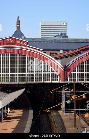 Kopenhagen Hauptbahnhof, SAS Hotel im Hintergrund; Kopenhagen, Dänemark Stockfoto
