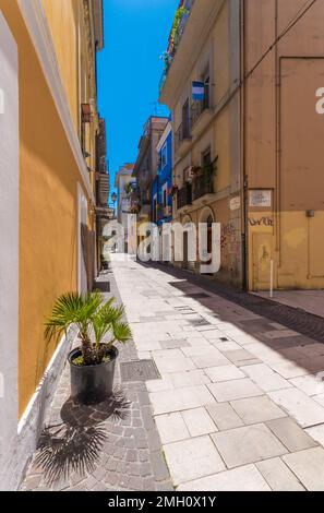 Pescara (Italien) - die große Stadt entlang der Adria mit der monumentalen Brücke Ponte del Mare im Kanal und Hafen der Stadt Pescara und Pescara vecchia Stockfoto