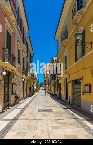 Pescara (Italien) - die große Stadt entlang der Adria mit der monumentalen Brücke Ponte del Mare im Kanal und Hafen der Stadt Pescara und Pescara vecchia Stockfoto