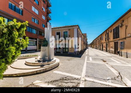 Pescara (Italien) - die große Stadt entlang der Adria mit der monumentalen Brücke Ponte del Mare im Kanal und Hafen der Stadt Pescara und Pescara vecchia Stockfoto