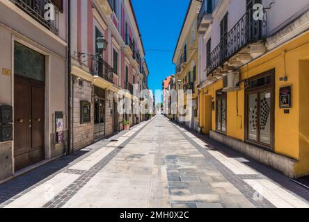 Pescara (Italien) - die große Stadt entlang der Adria mit der monumentalen Brücke Ponte del Mare im Kanal und Hafen der Stadt Pescara und Pescara vecchia Stockfoto