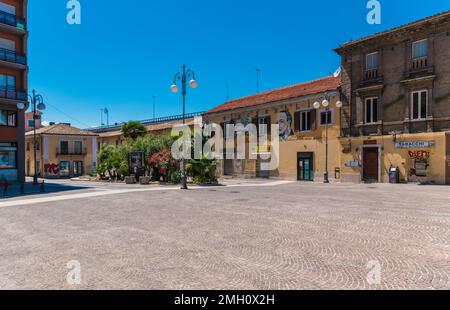 Pescara (Italien) - die große Stadt entlang der Adria mit der monumentalen Brücke Ponte del Mare im Kanal und Hafen der Stadt Pescara und Pescara vecchia Stockfoto