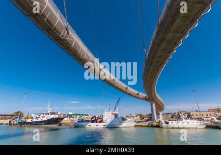 Pescara (Italien) - die große Stadt entlang der Adria mit der monumentalen Brücke Ponte del Mare im Kanal und Hafen der Stadt Pescara und Pescara vecchia Stockfoto