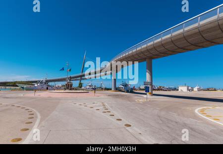 Pescara (Italien) - die große Stadt entlang der Adria mit der monumentalen Brücke Ponte del Mare im Kanal und Hafen der Stadt Pescara und Pescara vecchia Stockfoto