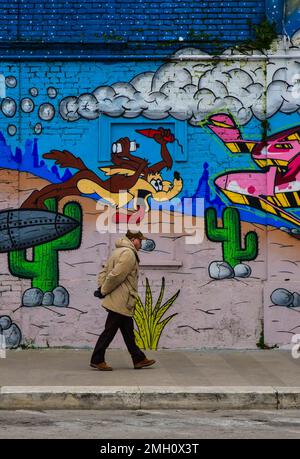 Pescara (Italien) - die große Stadt entlang der Adria mit der monumentalen Brücke Ponte del Mare im Kanal und Hafen der Stadt Pescara und Pescara vecchia Stockfoto