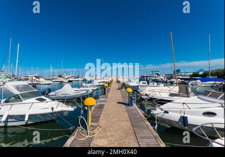 Pescara (Italien) - die große Stadt entlang der Adria mit der monumentalen Brücke Ponte del Mare im Kanal und Hafen der Stadt Pescara und Pescara vecchia Stockfoto