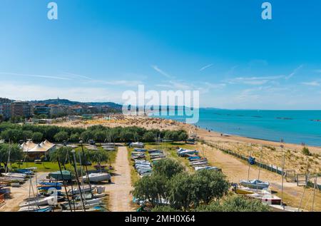 Pescara (Italien) - die große Stadt entlang der Adria mit der monumentalen Brücke Ponte del Mare im Kanal und Hafen der Stadt Pescara und Pescara vecchia Stockfoto