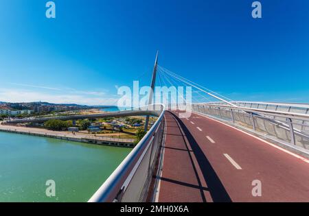 Pescara (Italien) - die große Stadt entlang der Adria mit der monumentalen Brücke Ponte del Mare im Kanal und Hafen der Stadt Pescara und Pescara vecchia Stockfoto