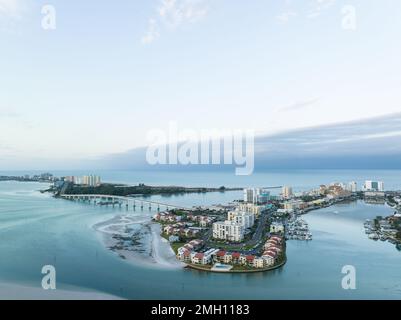 Blick aus der Vogelperspektive auf den Golf von Mexiko in den Häusern und Hotels am Clearwater Beach, die Sand Key über der Brücke im Pinellas County, Florida, USA, zu bieten hat. Stockfoto
