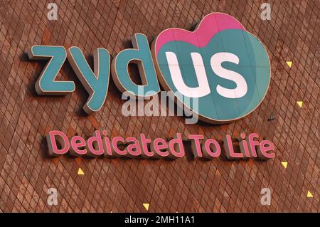 Ahmedabad, Indien. 22. Januar 2023. Das Zydus lifesciences Logo ist auf der Zentrale in Ahmedabad zu sehen. Zydus lifesciences Limited ist ein indisches multinationales Pharmaunternehmen mit Sitz in Ahmedabad, Gujarat, das Generika herstellt. Kredit: SOPA Images Limited/Alamy Live News Stockfoto