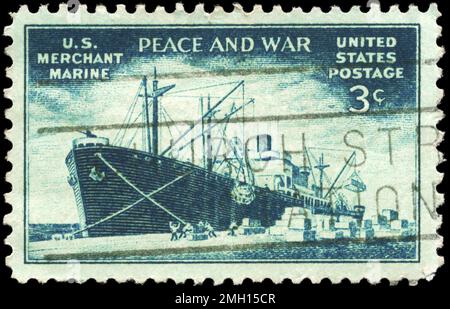 USA - CIRCA 1946: Ein in den USA gedruckter Stempel zeigt das Liberty Ship, das Fracht entlädt, Errungenschaften der US Merchant Marine im Zweiten Weltkrieg, etwa 1946 Stockfoto