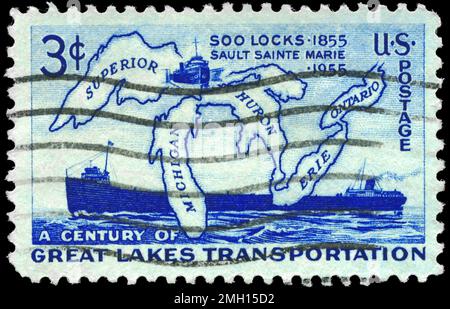 USA - CIRCA 1955: Ein in den USA gedruckter Stempel zeigt die Karte der Großen Seen und der zwei Dampfer, Soo Locks Opening, Centenary, ca. 1955 Stockfoto