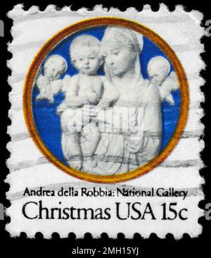 USA - CIRCA 1978: Ein in den USA gedruckter Stempel zeigt die Madonna und das Kind mit Cherubim von Andrea della Robbia (1435-1525), National Gallery, circa 1978 Stockfoto