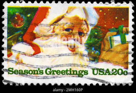 USA - CIRCA 1983: Ein in den USA gedruckter Stempel zeigt einen Weihnachtsmann mit der Beschreibung "Seasons Greetings", Weihnachtsausgabe, circa 1983 Stockfoto