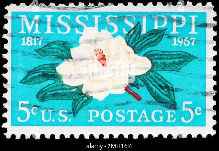 USA - CIRCA 1967: Ein in den USA gedruckter Stempel zeigt die Magnolia, Mississippi State ehood, 150.-jähriges Jubiläum, circa 1967 Stockfoto