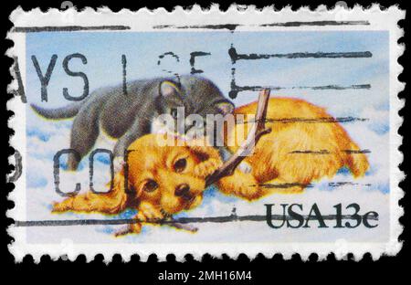 USA - CIRCA 1982: Ein in den USA gedruckter Stempel zeigt das Kätzchen und das Hündchen, Weihnachtsserie, ca. 1982 Stockfoto