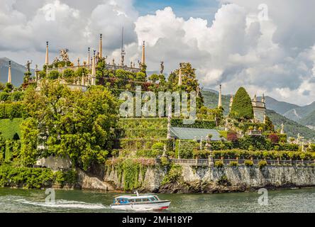 Terrassenförmig angelegten Garten des Palazzo Borromeo auf Isola Bella, Lago Maggiore, gesehen vom Genfer See, Piemont, Italien Stockfoto