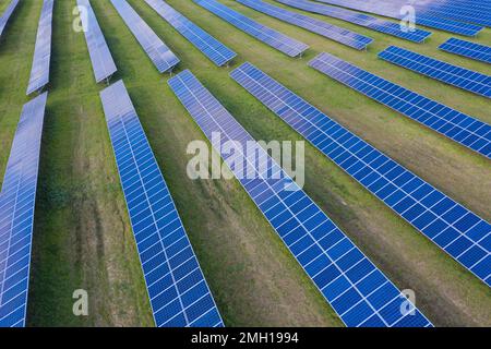 Luftaufnahme der Solarpaneele des Photovoltaik-Kraftwerks/Solarparks für die Stromversorgung, Mecklenburg-Vorpommern, Deutschland Stockfoto