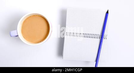 Kaffeetasse steht auf dem Schreibtisch. Wichtige Informationen auf Papier. Verschiedene Büromaterialien, Bleistifte, Stifte, Marcker. Computertastatur. Text ein Stockfoto