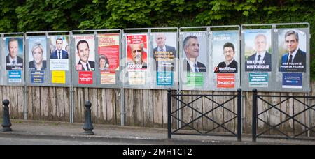 REYRIEUX, FRANKREICH - 15. APRIL 2017 : Offizielle Wahlkampfplakate für die französischen Präsidentschaftswahlen 2017, die 11 Kandidaten. Stockfoto