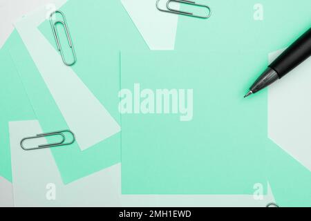 Bild mit Schulbedarf, farbigen Aufklebern, Notizbüchern. Stifte, Bleistifte, Lineale, Taschenrechner, Tastatur. Sortiment Büroartikel. Wichtige Information Stockfoto