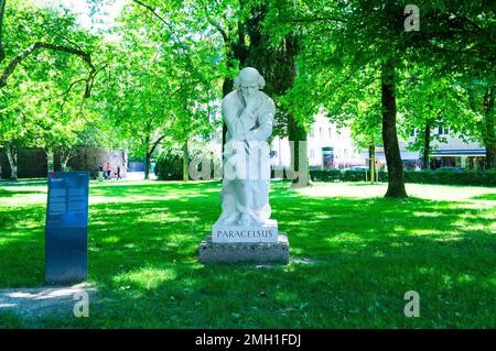 Paracelsus (Philippus Aureolus Theophrastus Bombastus von Hohenheim) Statue vor dem Hallenbad, Salzburg, Österreich, am 15. Juni 2022. Stockfoto