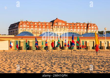 Farbenfrohe Sonnenschirme am Sandstrand von Deauville, Normandie, Frankreich. Stockfoto