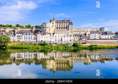 Amboise, Frankreich. Die ummauerte Stadt und das Schloss von Amboise spiegeln sich in der Loire wider. Stockfoto