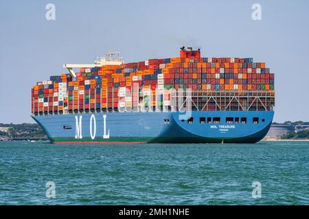 MOL Treasure ist ein Containerschiff der Klasse 20.000 TEU, das von Mitsui O.S.K. betrieben wird Linien des Fe2-Service zwischen Asien und Europa. Stockfoto