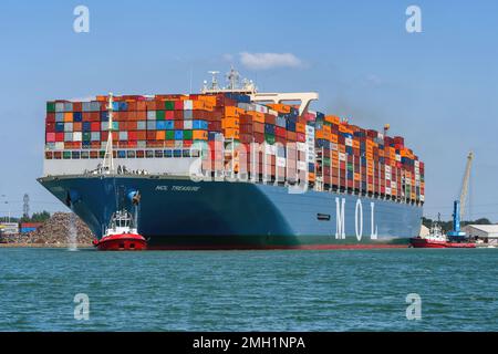 MOL Treasure ist ein Containerschiff der Klasse 20.000 TEU, das von Mitsui O.S.K. betrieben wird Linien des Fe2-Service zwischen Asien und Europa. Stockfoto