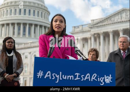 USA Die Vertreterin Alexandria Ocasio-Cortez, D-NY, spricht auf einer Pressekonferenz, in der Präsident Joe Biden aufgefordert wird, die Ausweitung des Titels 42 außerhalb des US-Kapitols in Washington, DC, am Donnerstag, den 26. Januar 2023 rückgängig zu machen. (Foto: Craig Hudson/Sipa USA) Guthaben: SIPA USA/Alamy Live News Stockfoto