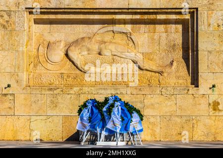 Athen Attica Griechenland 07. Oktober 2018 Denkmal des unbekannten Soldaten auf dem Syntagma-Platz am Parlamentsgebäude mit Parade in Athen Attica Stockfoto