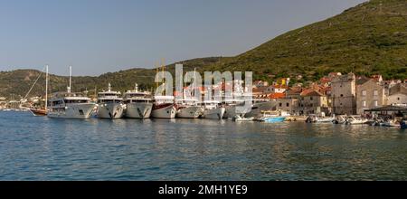 VIS, KROATIEN, EUROPA - Yachten im Hafen, in der Stadt Vis, auf der Insel Vis. Stockfoto