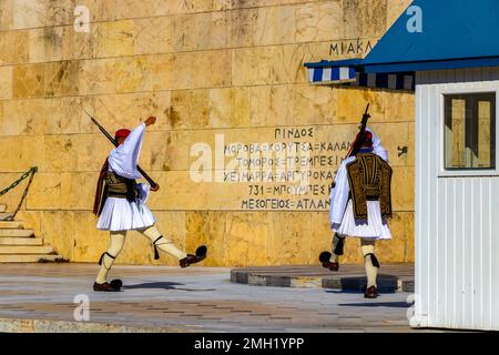 Athen Attica Griechenland 07. Oktober 2018 Denkmal des unbekannten Soldaten auf dem Syntagma-Platz am Parlamentsgebäude mit Parade in Athen Attica Stockfoto